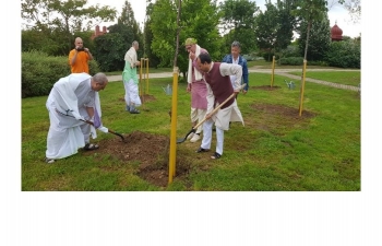 H.E Mr.Kumar Tuhin ,Ambassador of India unveiling the plaque on the occasion of 150th birth anniversary celebration of Mahatma Gandhi on the support by the Embassy of India in Hungary for planting of 150 trees to coincide with the World Environment Day.